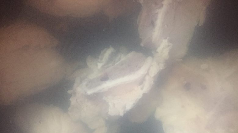 🍲淮山牛蒡龙骨汤,冲洗干净,放进砂煲中,一次性加入足量的水.大火煲开15分钟左右.再转小火.