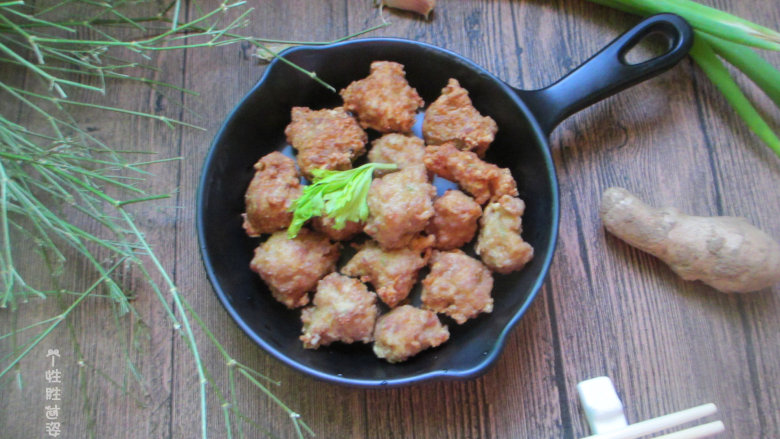 干炸肉丸子,炸好了可以当零食,可以炒菜放上,也可以做砂锅放几颗