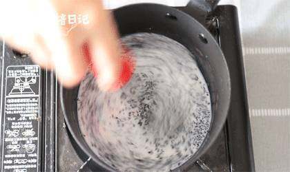 把你捧在手上:小小玻璃罐中的丰富滋味,将<a style='color:red;display:inline-block;' href='/shicai/ 219'><a style='color:red;display:inline-block;' href='/shicai/ 219'>牛奶</a></a>煮开,加入茶叶,盖上盖子,闷五分钟