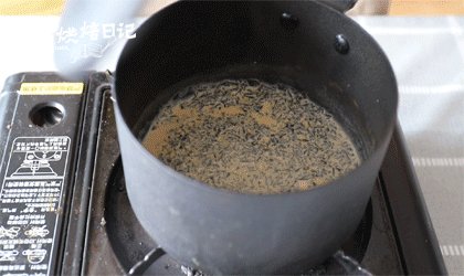 把你捧在手上:小小玻璃罐中的丰富滋味,将牛奶煮开,加入茶叶,盖上盖子,闷五分钟