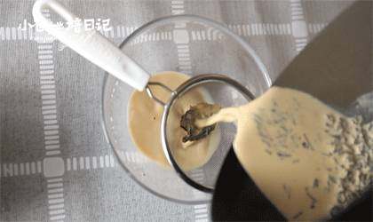 把你捧在手上:小小玻璃罐中的丰富滋味,将茶叶过筛滤出,备用。