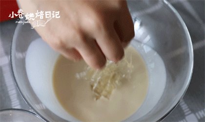 把你捧在手上：小小玻璃罐中的丰富滋味,稍稍冷却的淡奶油加入泡软后的吉利丁片，使其融化。（温度太高也会影响吉利丁片的融化）