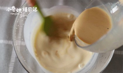 把你捧在手上:小小玻璃罐中的丰富滋味,淡奶油和之前的牛奶两者混合,搅拌均匀。