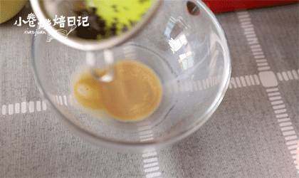 把你捧在手上:小小玻璃罐中的丰富滋味,茶叶过筛滤出。