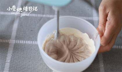 把你捧在手上:小小玻璃罐中的丰富滋味,加入融化的黑巧克力,打发至9分发,有明显纹路可以裱花的状态。