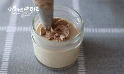 把你捧在手上:小小玻璃罐中的丰富滋味,装入裱花袋中,挤在冷藏后的布丁上。可以慢慢享用了,一勺下去,两种口感~