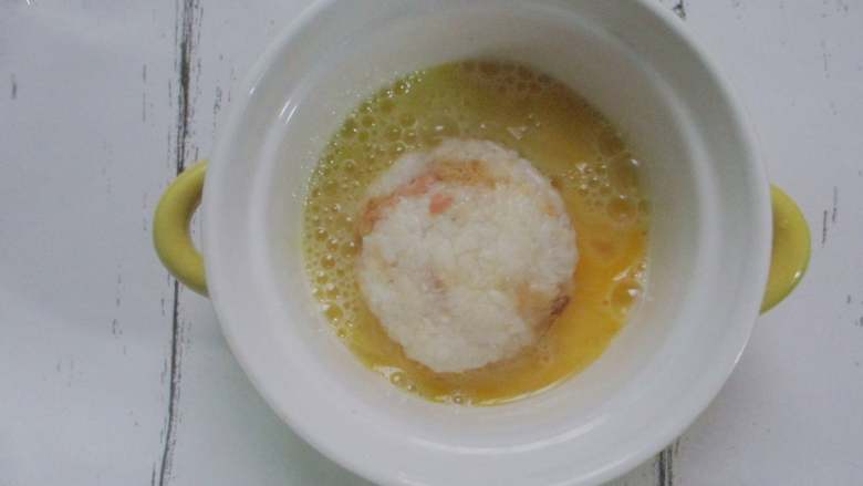 爆浆芝士饭团,放入鸡蛋液中,两面裹好