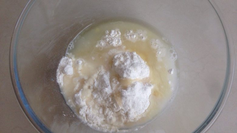植物油版老婆饼,做水油皮,将水、油、糖和面粉放盆里