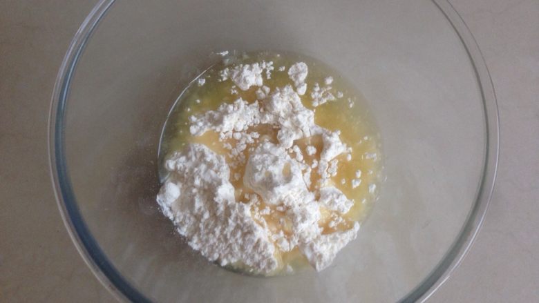 植物油版老婆饼,做油酥,将油酥材料都放进碗里