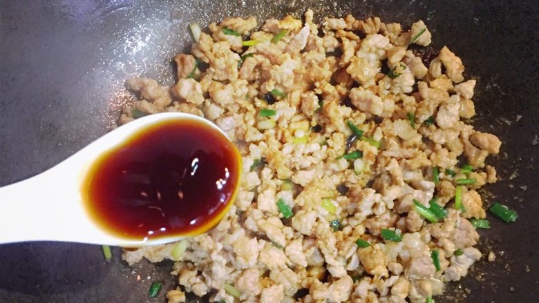 黑酱油+肉末包金山,加入一勺耗油,翻炒均匀。