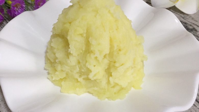 黑酱油+肉末包金山,取一自己喜欢的盘子,然后将土豆泥置于盘子上,堆成山的形状。(黄金色的土豆泥小山,这里我称它为金山咯)