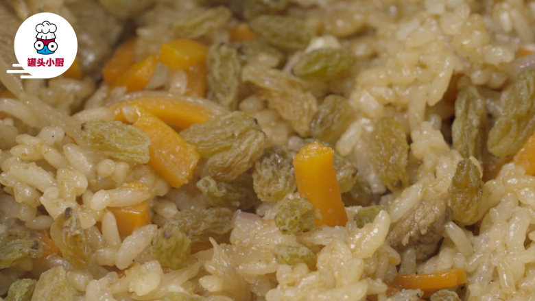 电饭煲羊肉手抓饭,等煮饭结束后开盖撒适量盐、<a style='color:red;display:inline-block;' href='/shicai/ 603'>葡萄干</a>,搅拌均匀,再保温焖10分钟即可