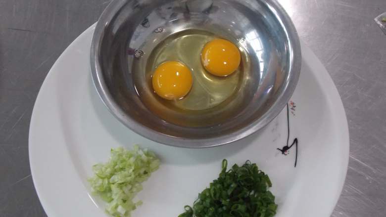 简简单单蛋炒饭,鸡蛋磕入碗中,大葱切末,小葱切花。