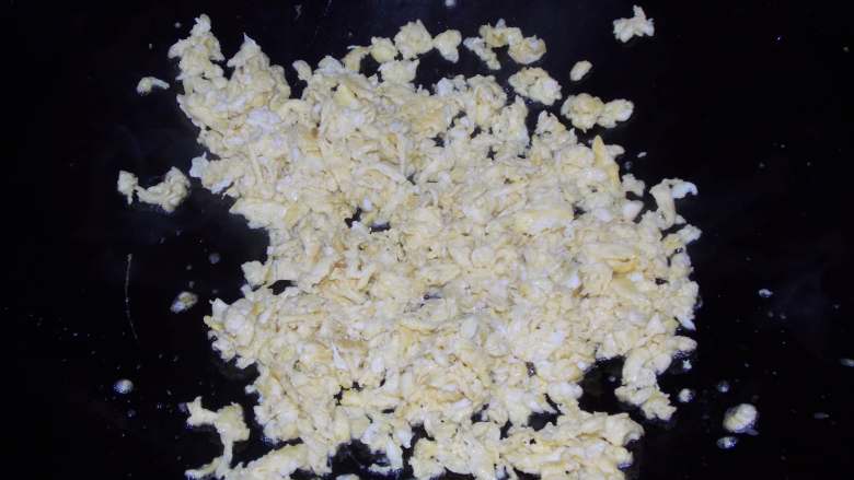 简简单单蛋炒饭,快速翻炒,将鸡蛋炒碎。