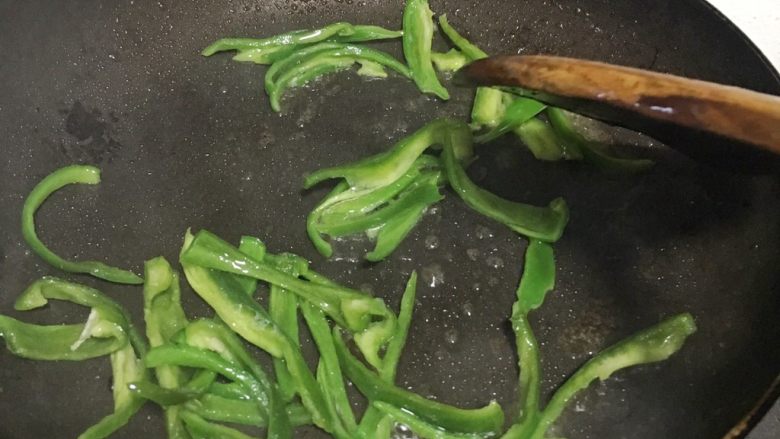 馒头三明治,煎蛋剩下的油用来炒青椒丝,加盐、味极鲜调味