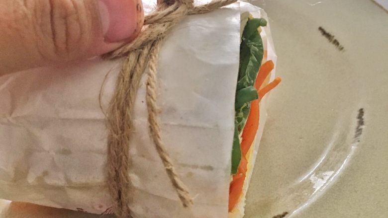 馒头三明治,用麻绳捆看起来,系上就行了,装饰完成了