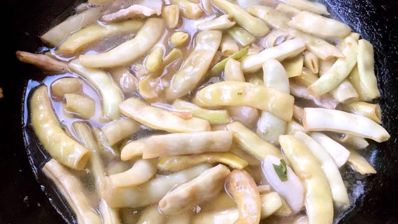鲜肉炖花芸豆,添加清水开始炖至花芸豆