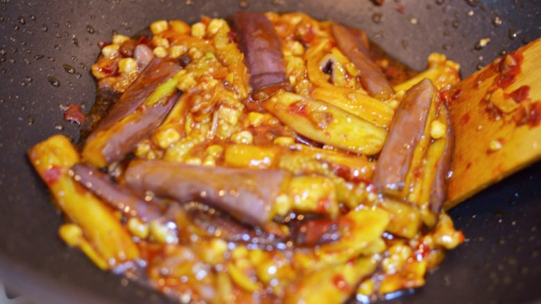 肉末茄子(健康少油版),翻炒均匀就可以关火了。