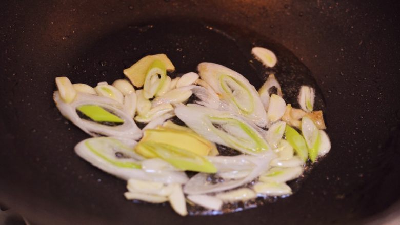 肉末茄子(健康少油版),锅中留底油(平时炒菜用量)烧热,放入葱姜蒜爆香。