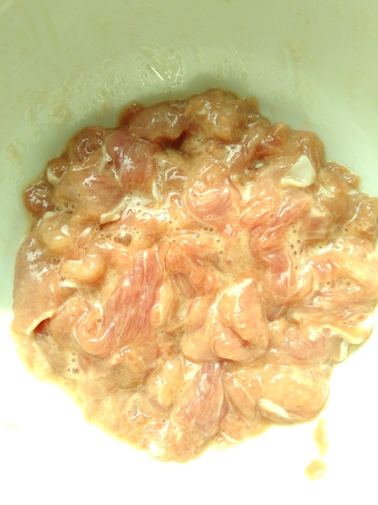 水煮肉片,腌肉。用<a style='color:red;display:inline-block;' href='/shicai/ 718'>料酒</a>、淀粉、<a style='color:red;display:inline-block;' href='/shicai/ 788'>生抽</a>腌肉半小时左右，如果不想一片一片下锅，可以加一个<a style='color:red;display:inline-block;' href='/shicai/ 9'>鸡蛋</a>清，也能操持肉质的滑嫩。