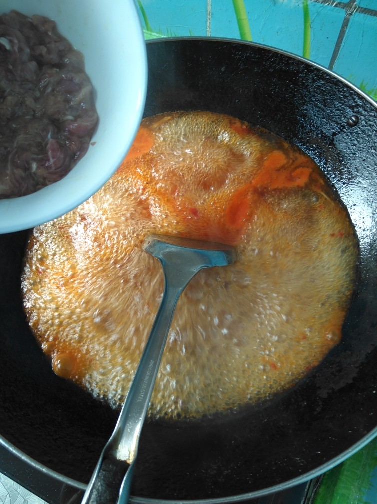 水煮肉片,爆炒葱姜蒜后，加两勺豆瓣酱，加开水，水煮开后下肉。
