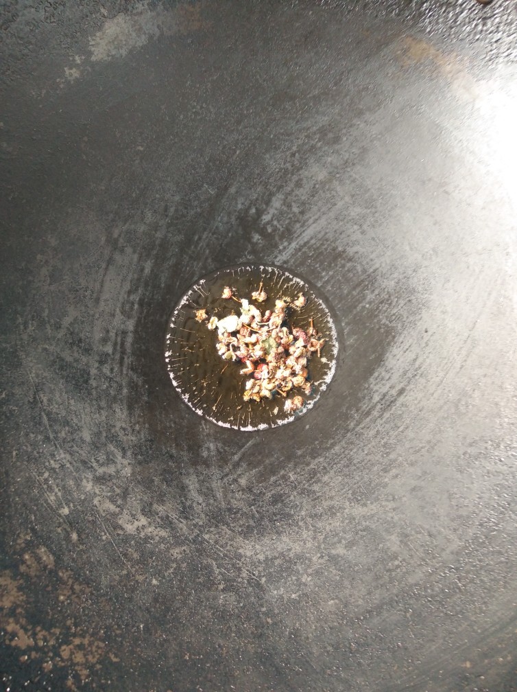 水煮肉片,油泼<a style='color:red;display:inline-block;' href='/shicai/ 86474'>干辣椒</a>和<a style='color:red;display:inline-block;' href='/shicai/ 700'>花椒</a>