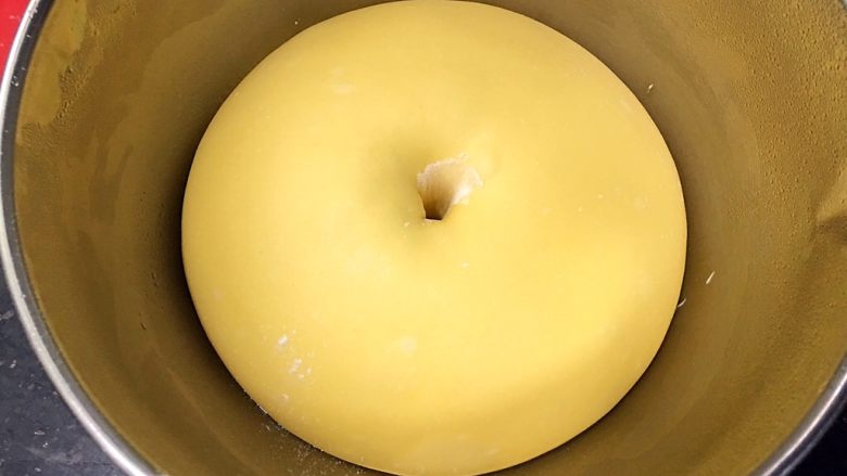 南瓜麻薯紫芋包,面团二发完成,手粘干粉戳洞洞口不回缩表示发好