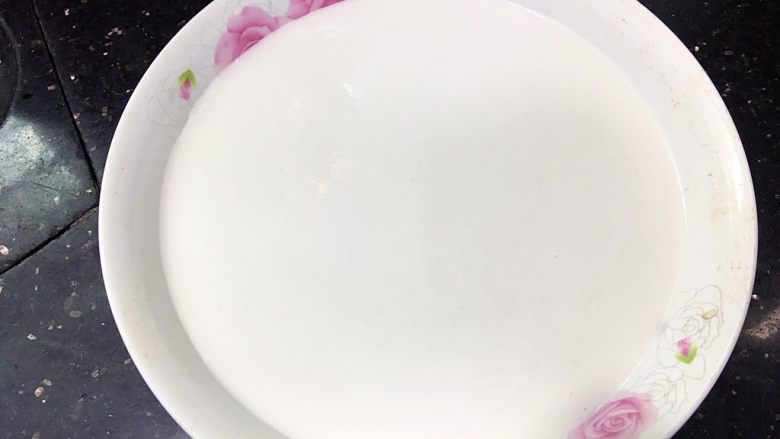 南瓜麻薯紫芋包,倒入陶瓷盘,上锅蒸20分钟