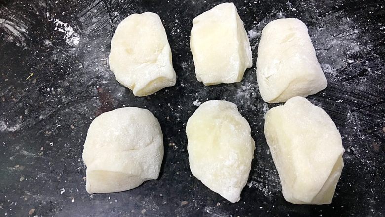 南瓜麻薯紫芋包,麻薯扑上粉,分成6份