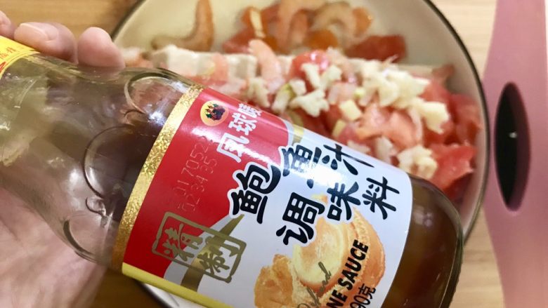 开背虾番茄蒸豆腐(减肥必看),如果你的虾仁味道不够重,就加一点<a style='color:red;display:inline-block;' href='/shicai/ 10653'>鲍鱼汁</a>