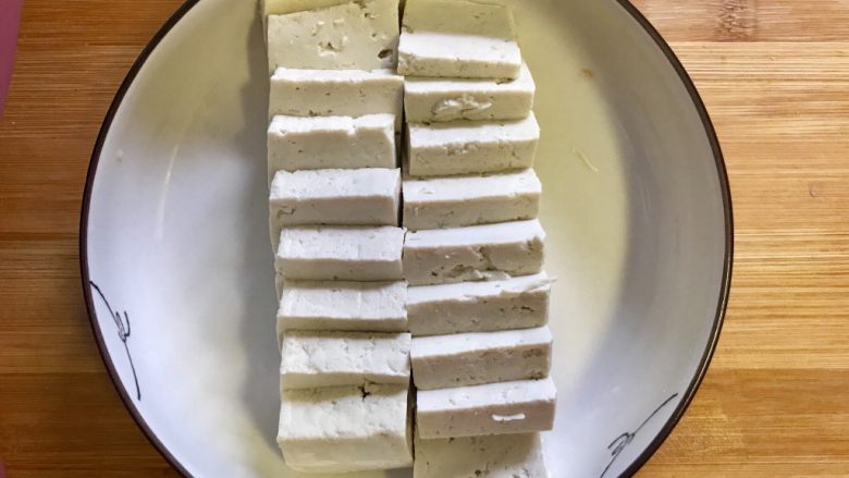 开背虾番茄蒸豆腐(减肥必看),豆腐切片码好