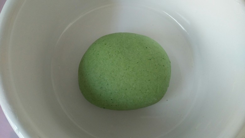 绿叶饺子,最后揉成软硬适中的面团。静止苏醒20分钟。