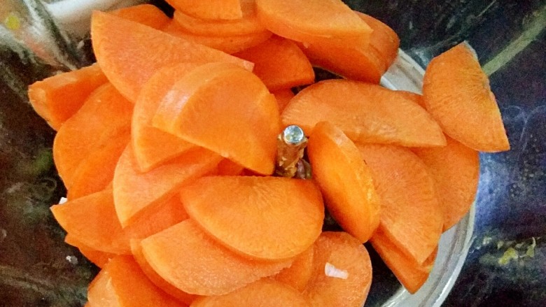 绿叶饺子,<a style='color:red;display:inline-block;' href='/shicai/ 25'>胡萝卜</a>切薄片,放入绞肉机中。