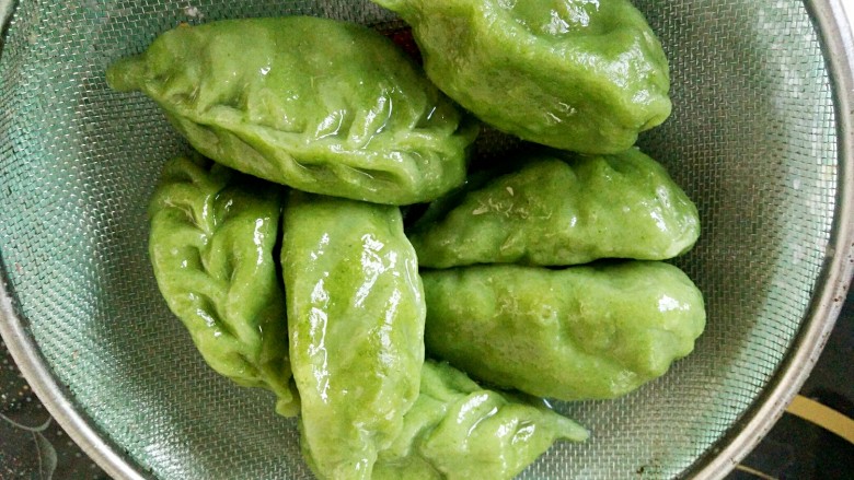 绿叶饺子,开水下锅煮熟即可,也可以做成蒸饺或煎饺。