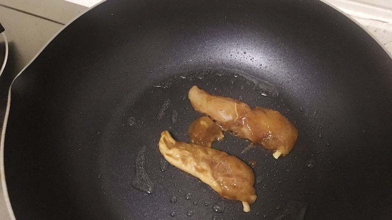 快手又好吃的手抓饼,锅中少许油煎鸡胸肉,小火,正反各煎3分左右(若用大鸡胸肉则正反各4-5分钟)