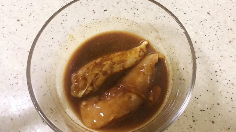 快手又好吃的手抓饼,将调料和<a style='color:red;display:inline-block;' href='/shicai/ 101'>鸡胸肉</a>混合,腌制十分钟