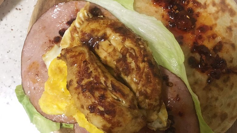 快手又好吃的手抓饼,铺上所有食材,抹<a style='color:red;display:inline-block;' href='/shicai/ 10084'>老干妈</a>