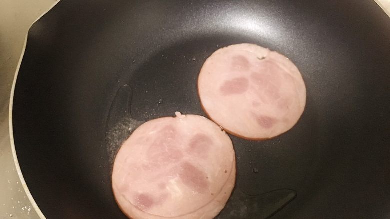 快手又好吃的手抓饼,煎火腿片,也可以不倒油煎,注意小火哦