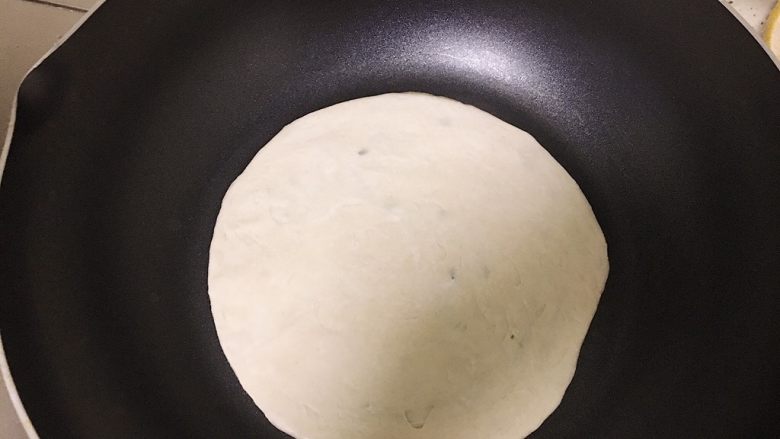 快手又好吃的手抓饼,开火热锅,锅热后转中小火放入手抓饼(无需倒油)