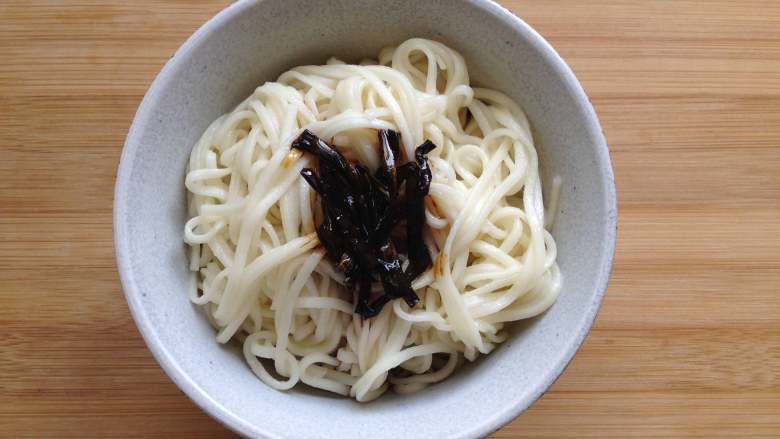 葱油面,面条挑入碗中,浇上葱油汁,如果感觉不够咸,可以再加点味极鲜酱油