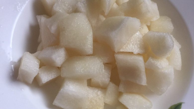雪梨银耳粥,快到40分钟的时候,将梨子刮皮,切成小块。