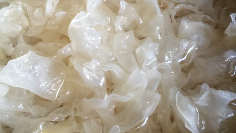 雪梨银耳粥,泡发好的银耳,冲洗干净后撕成小朵