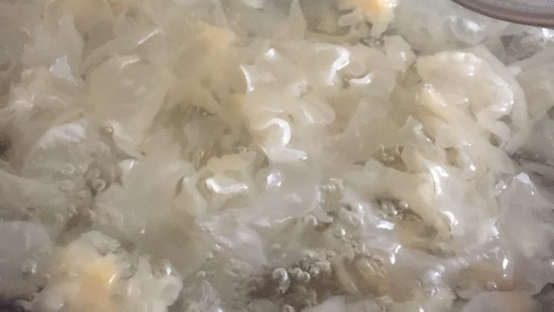 雪梨银耳粥,用的是炒菜锅,因为这次银耳比较多,几乎坐了一锅水,倒入银耳,大火烧开后用中火炖煮40分钟,浮末用筛子撇去。