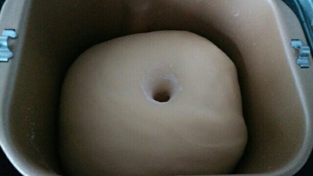 椰蓉面包(8寸圆模),揉面结束后,切掉面包机电源,直接用面包机的余温发酵。用手指沾少许干粉,戳进面团不回缩即发酵完成