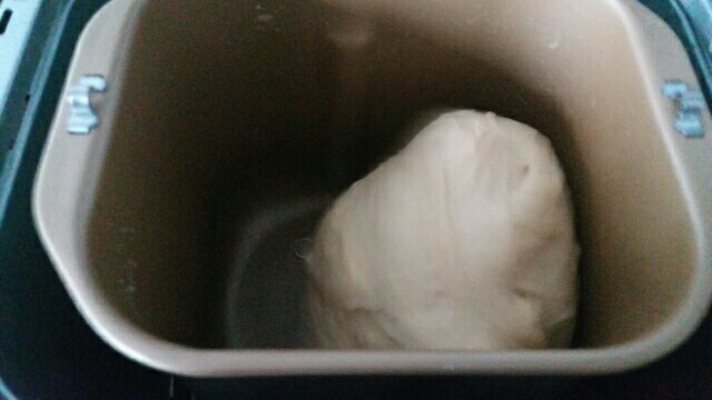 椰蓉面包(8寸圆模),发酵完成后,面包机再次通电开启揉面程序两到三分钟,进行排气