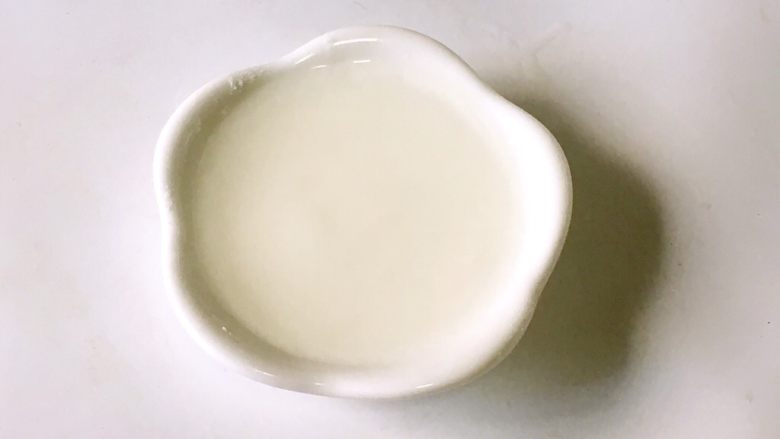 宝宝辅食之虾仁莲藕蛋卷,如果新手妈妈担心蛋饼摊的不好,可以在蛋液里加上1-2勺的水淀粉,搅拌均匀,这个方法我经常在用,蛋饼就更容易成型、也不会破啦。