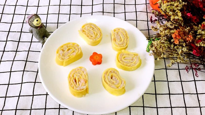 宝宝辅食之虾仁莲藕蛋卷,晾凉以后用刀切成大小合适的蛋卷。再给宝宝搭配一碗粥或者一碗汤,就可以啦。