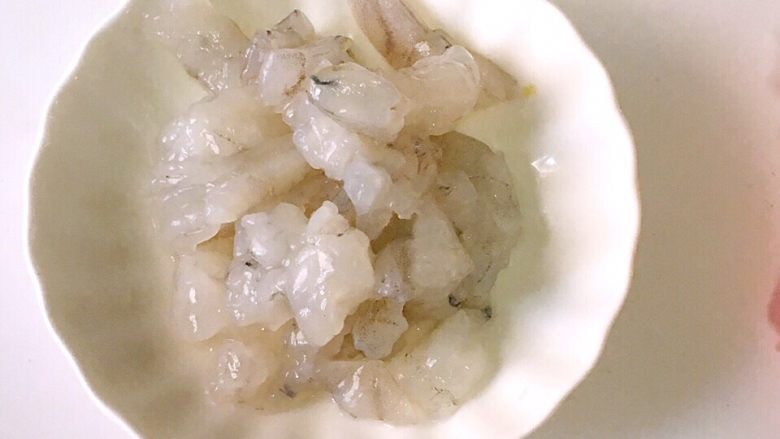 宝宝辅食之虾仁莲藕蛋卷,虾仁挑去虾线,洗净切碎