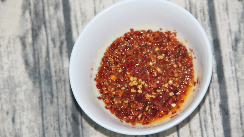 凉拌黄瓜花生米,用剩下的油,倒入辣椒面里,就成了<a style='color:red;display:inline-block;' href='/shicai/ 852'>辣椒油</a>