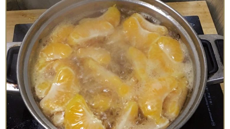 DIY 美味橘片爽,打开锅盖,看到橘片已煮沸,关火